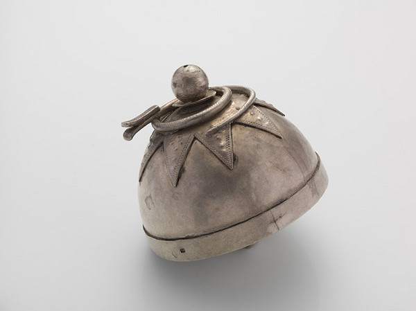 Stredoeurópsky zlatník z 19. storočia – Strieborný gombík vajdu s motívom hada 