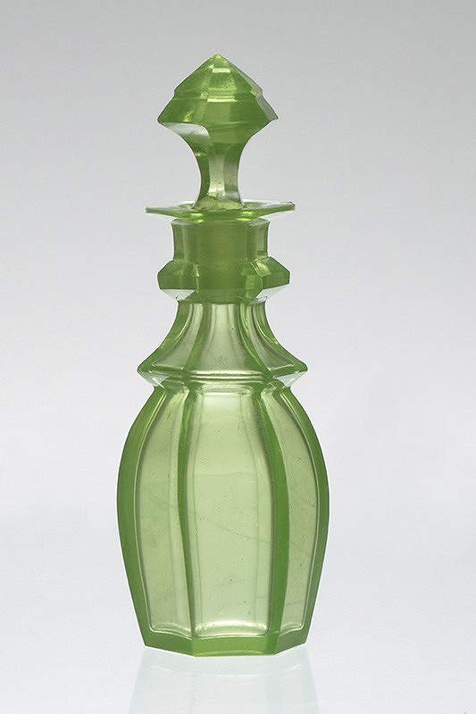 Neznámy autor – Flakón zo zeleného uránového skla 