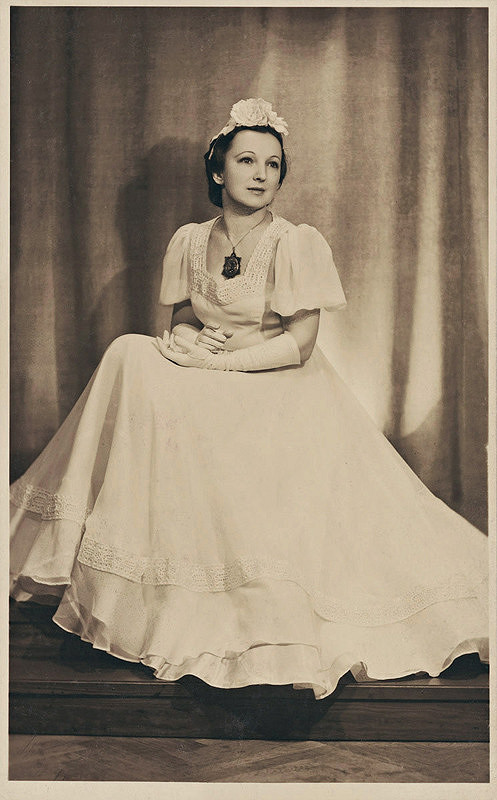 Ateliér Rembrandt Bratislava – Dagmar Rosůlková in a Wedding Dress – Design for Detva Enterprise