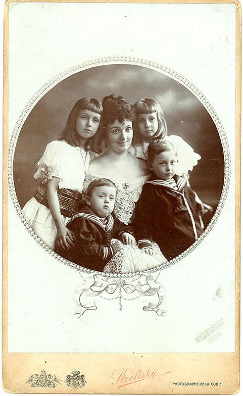 Alexander Streliský – Portrét matky s deťmi