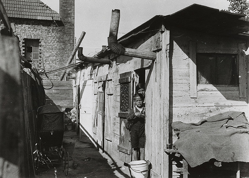 Iľja Jozef Marko – Bez názvu, pohľad do dvora s dvomi deťmi, 1936 – 1937, Archív výtvarného umenia AVU SNG