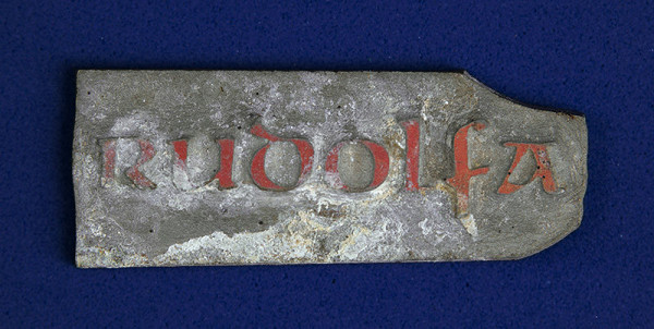 Alina Ferdinandy – Reliéf nápisu "Rudolfa 