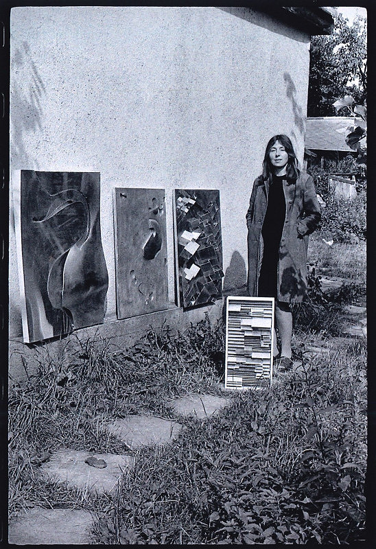 Zdeněk Smieško – Akad. soch. Maria Bartuszová pred ateliérom na Červenom brehu 