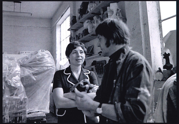 Zdeněk Smieško – Akad. soch. Maria Bartuszová s Akad. soch. Jurajom Bartuszom v ateliéri na Študentskej ulici 