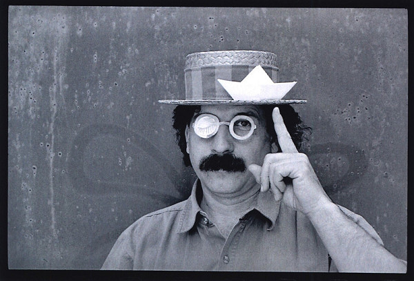 Zdeněk Smieško – Mgr. art. Peter Čisárik, portrét v exteriéri s lodičkou 