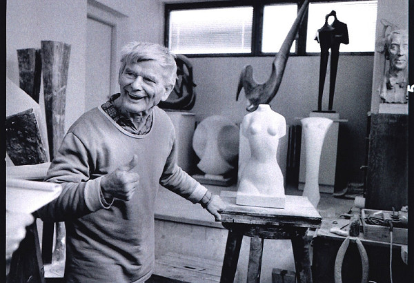 Zdeněk Smieško – Akad. soch. Ján Mathé v ateliéri na Horolezeckej ulici 