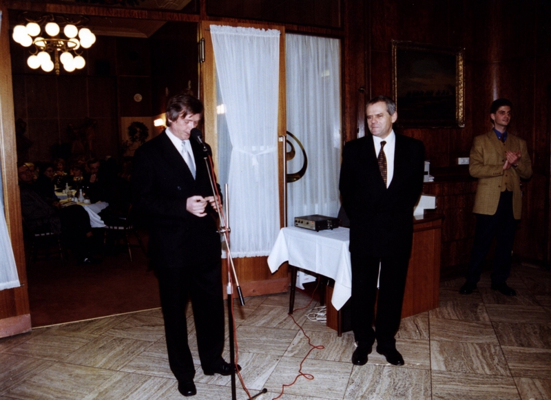 Riaditeľ SNG Pavol Muška a Minister Kultúry Milan Kňažko na oslave 50. narodenín SNG, Hotel Devín, 1998, Foto: A. Mičúchová, Archív výtvarného umenia SNG