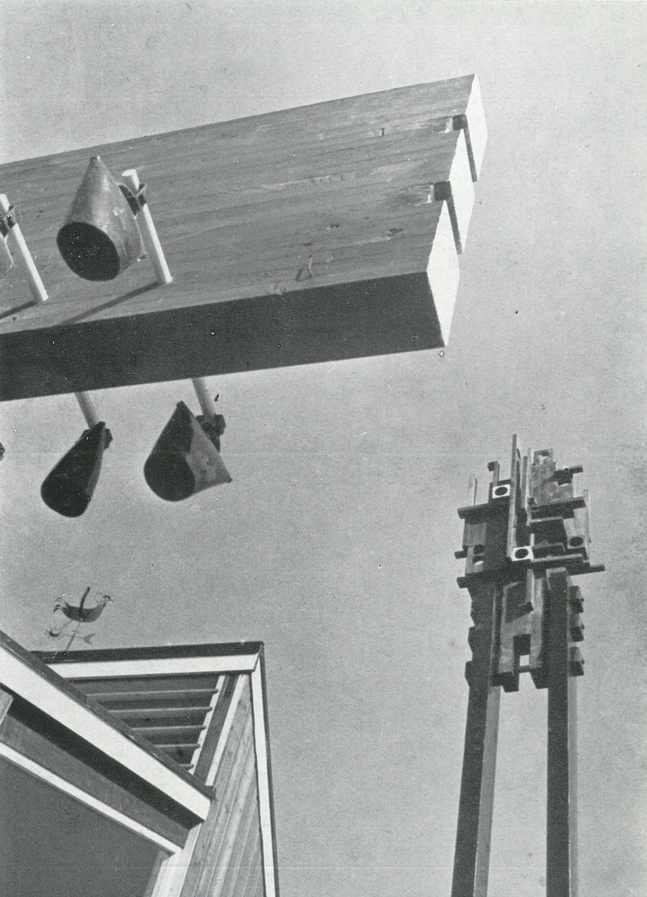 Jaroslav Kočiš - Sochárske diela v exteriéri Koliby (totem a drevený trám so zvoncami), Reprodukované: R. Masný a M. Lojdl: Stavoprojekt Bratislava 1949-1969