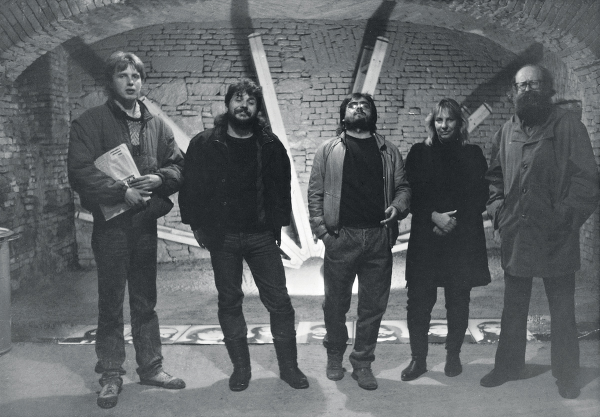 Matej Krén, Viktor Oravec, Milan Pagáč, Jana Želibská a Július Koller na výstave Suterén