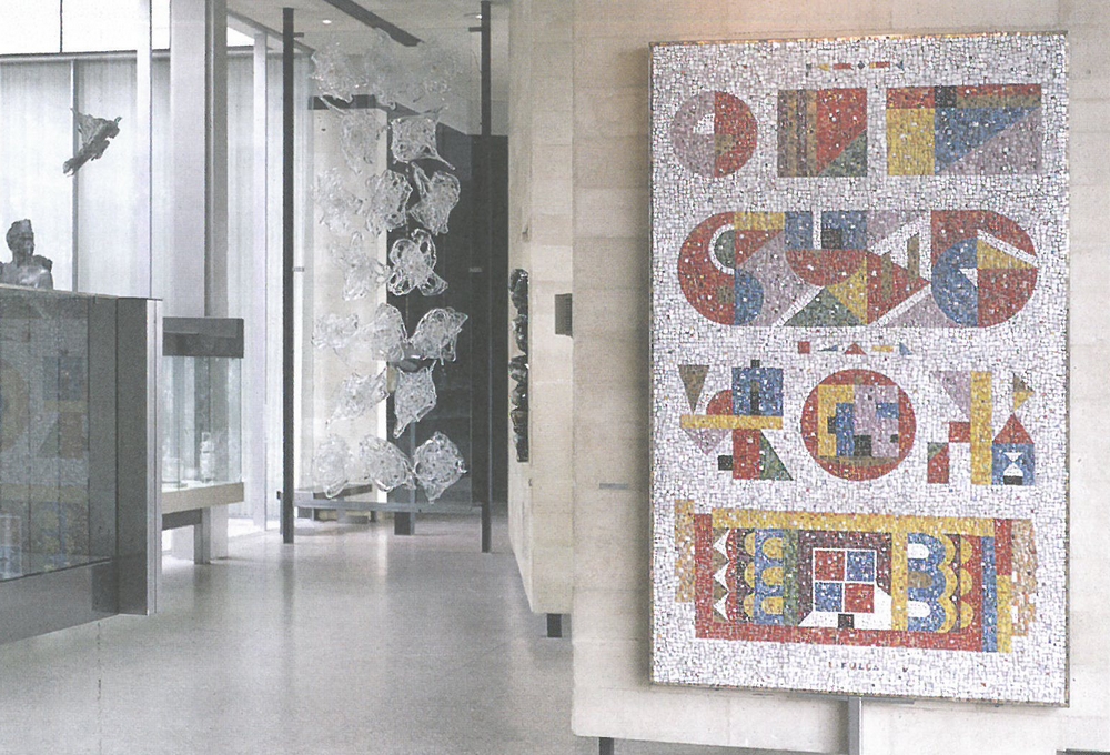 Záber do expozície Tradície v pavilóne ČSSR, vpravo mozaika Ľudovíta Fullu, v pozadí vitráž Jana Kotíka a René Roubíčka. Foto: archív Muzea umění Olomouc (fond Miroslava Řepy)