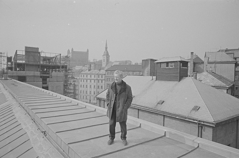 Karol Vaculík na streche galérie počas rekonštrukcie v roku 1977. Archív výtvarného umenia SNG, Osobný Fond: Karol Vaculík.
