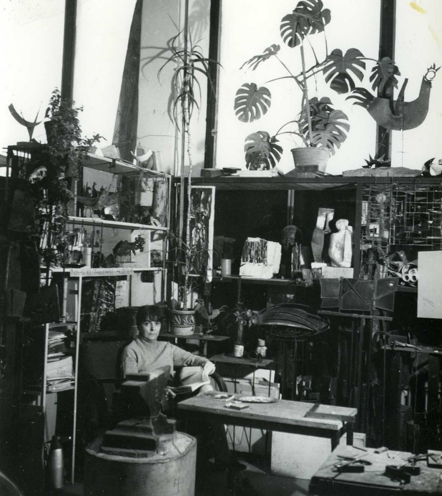 Erna Masarovičová vo svojom ateliéri, v pozadí na polici kohút pre Kolibu na Expo Montreal 67. Foto: Archív Erny Masarovičovej